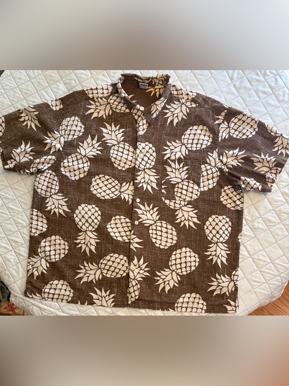 Old Navy Earthy Hawaiian brown pineapple print shirt. 100% cotton Men’s size XXL